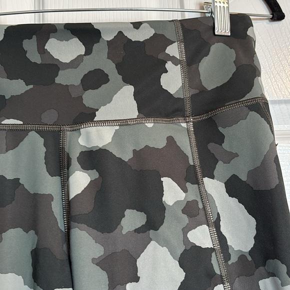Athleta Lightning women’s green camo 7/8 leggings size medium - Picture 5 of 11